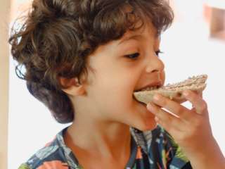 Por que a criança deveria experimentar uma variedade de alimentos?