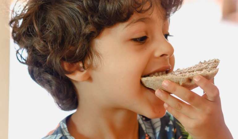Por que a criança deveria experimentar uma variedade de alimentos?